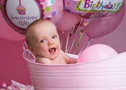 Adorable baby girl in tub with 1st birthday ballons. The picture was for Addyson's birtday invitations by a Tuscaloosa, Alabama photographer.