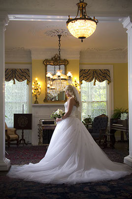 Tuscaloosa, Alabama bridal portrait photography at the Battle-Friedman House.